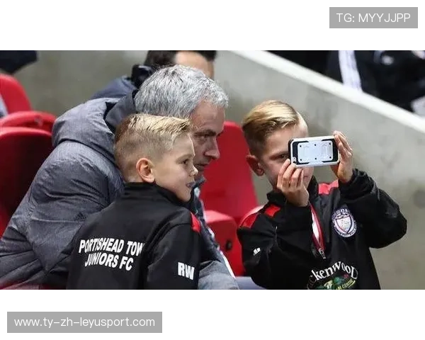 曼联92班传奇曝穆里尼奥猛料！铁血主帅藏暖心一面，曼联续约穆里尼奥